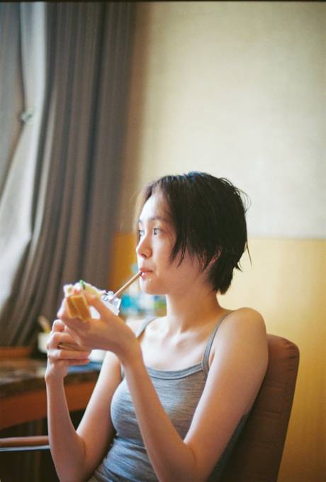 尾碕真花、ナチュラル美肌のキャミソールSHOTにうっとり！枝優花とのタッグで“韓国旅”を大満喫