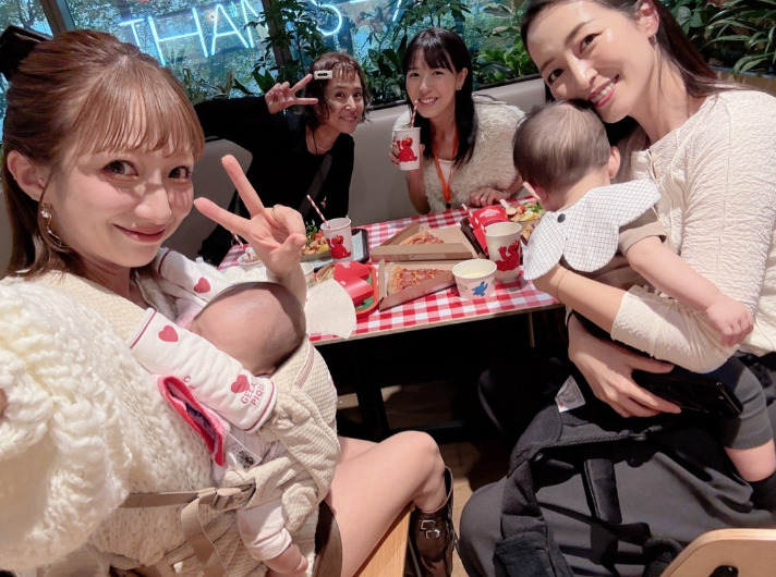 「baby服爆買い」辻希美、生後2ヶ月次女を抱っこし展示会＆ランチを満喫「あっという間の時間でした」