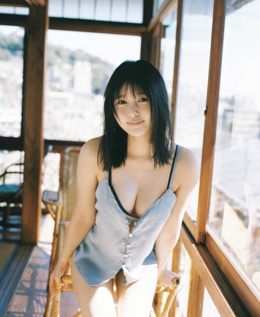 頓知気さきな、美谷間＆太ももが眩しいキャミソールSHOT披露！ナチュラルな表情で魅せるサムネイル画像!