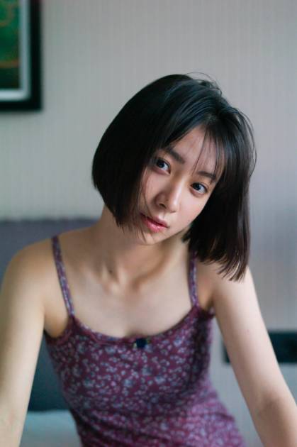 藤崎ゆみあ、美デコルテ際立つキャミワンピSHOT公開！透明感＆大人っぽさのギャップにときめきサムネイル画像!