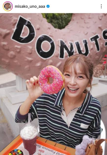 宇野実彩子、顔より大きい！？ドーナツを持った笑顔SHOTにファン悶絶「可愛さが爆発」「めっちゃ小顔」サムネイル画像!