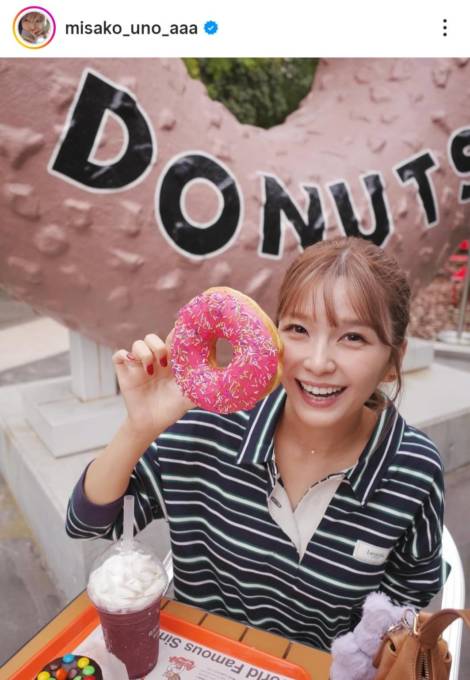 宇野実彩子、顔より大きい！？ドーナツを持った笑顔SHOTにファン悶絶「可愛さが爆発」「めっちゃ小顔」