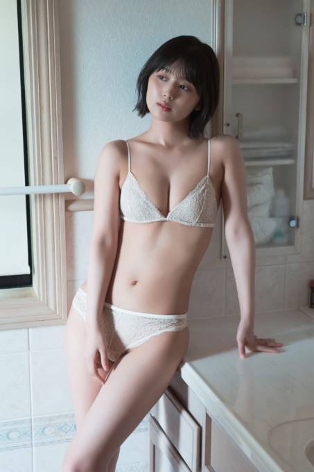 北野瑠華、魅惑のほっそり美ボディ&すらっとスタイルに釘付け!無防備な素肌を大胆披露