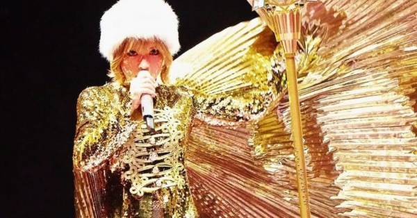 浜崎あゆみ、オーラ全開！煌びやかなゴールド衣装SHOTに「カッコ良さと
