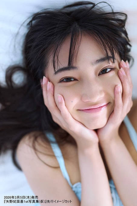 声優・矢野妃菜喜、ヘルシーな肌見せ姿でニッコリ!沖縄を舞台にした1st写真集で開く“新たな扉”