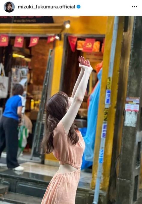 譜久村聖、ほっそりウエストちらり!ベトナムでのオフSHOTに反響「可愛すぎる」「お肌も白くて細くて綺麗」