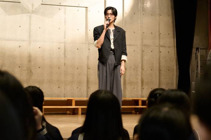 「Zoff」アンバサダー目黒蓮、学生たちの前にサプライズ登場!サングラスを通じて目の健康の大切さを発信