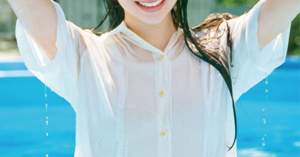 AKB48伊藤百花、濡れ髪＆自然体な笑顔に釘付け！プールに飛び込んだ後