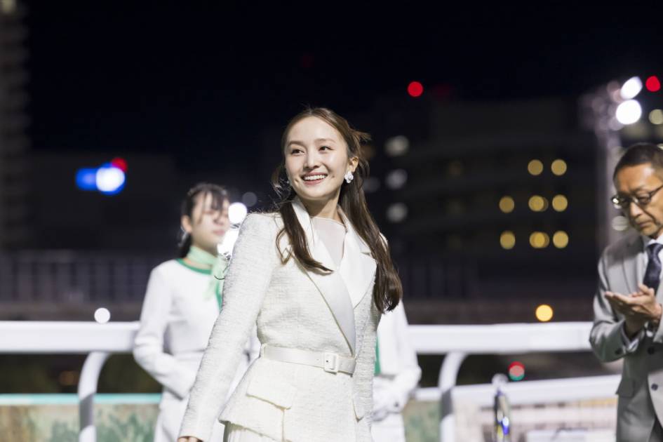 ももクロ百田夏菜子、美しい純白のドレス姿を披露!「JBC クラシック」表彰式で騎手らに花束を贈呈サムネイル画像!