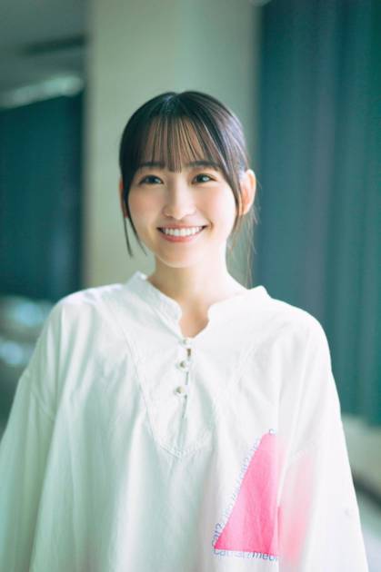 乃木坂46一ノ瀬美空、キュートなにっこりスマイル！柔らかな陽の光の中で等身大の魅力が光るサムネイル画像!