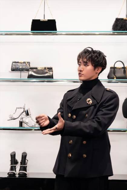 Snow Man岩本照、オールブラックのクールな装いを披露！メンバーに贈りたいプレゼントも明かすサムネイル画像!