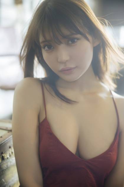 似鳥沙也加、美バストが眩しいキャミソールSHOTに釘付け！“体温と湿度”が伝わる最新作を2冊同時発売サムネイル画像!