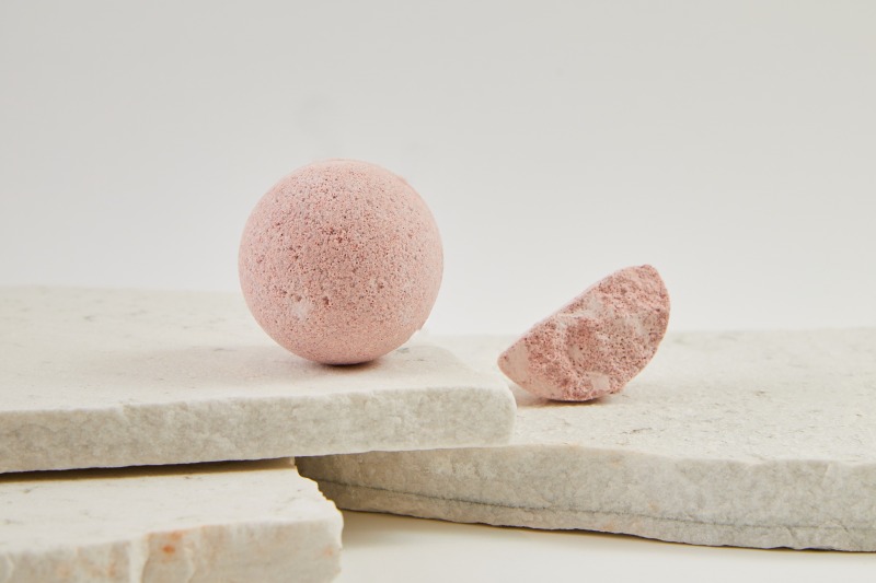 me john masters organics、ピンクの泡はじけて甘やかに香るバスボム登場サムネイル画像!