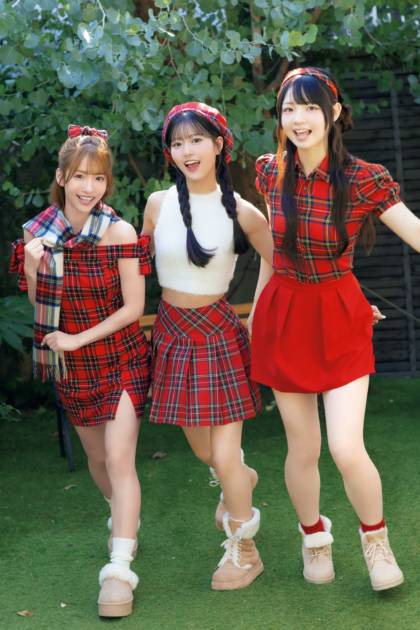 AKB48平田侑希&八木愛月&大賀彩姫、おなじみ“赤チェック”衣装でにっこり！グループ20周年のメモリアルSHOTサムネイル画像!