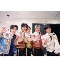 M!LK結成11周年！佐野勇斗、メンバーとの笑顔SHOTに「エモエモの写真」「これからも仲良しな5人でいてね」