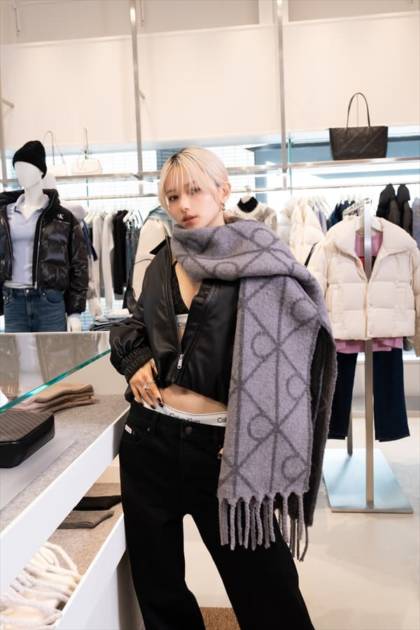 山本舞香、ほっそりお腹チラリのオールブラックコーデを披露！夫とのホリデーの過ごし方も明かすサムネイル画像!