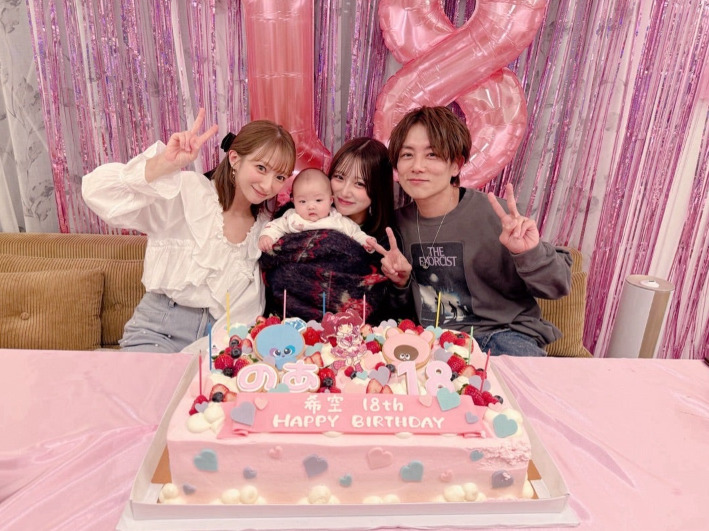 辻希美、夫婦で娘2人を挟んで記念撮影！長女・希空18歳の誕生日会を報告「頑張って行こうね」サムネイル画像!