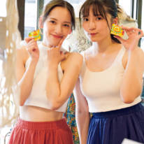都丸紗也華＆都丸亜華梨、肌見せコーデでにっこり！“最強のグラビアシスターズ”が息の合ったポージング披露