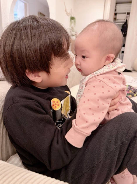 辻希美、“癒しの2人”三男＆次女のふれあいSHOTにメロメロ「可愛すぎて胸痛いぃ～」サムネイル画像!