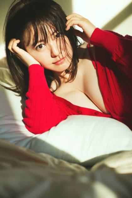 磯山さやか、カーディガンから魅惑の美谷間がチラリ！白い素肌が輝くナチュラルSHOT披露サムネイル画像!
