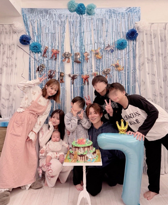 辻希美、家族7人でパシャリ！三男の7歳バースデーを盛大に祝福「仲良しのお友達を呼んで誕生日会」