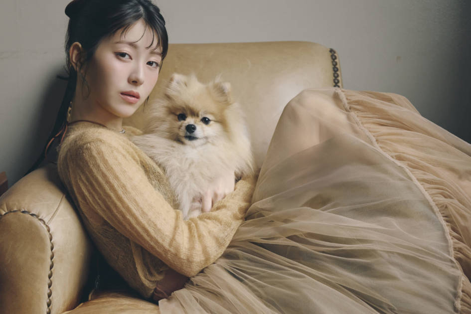 浜辺美波、愛犬たちとのモードなカットを披露！「わんこと巡る1年」コンセプトのカレンダー発売決定サムネイル画像!