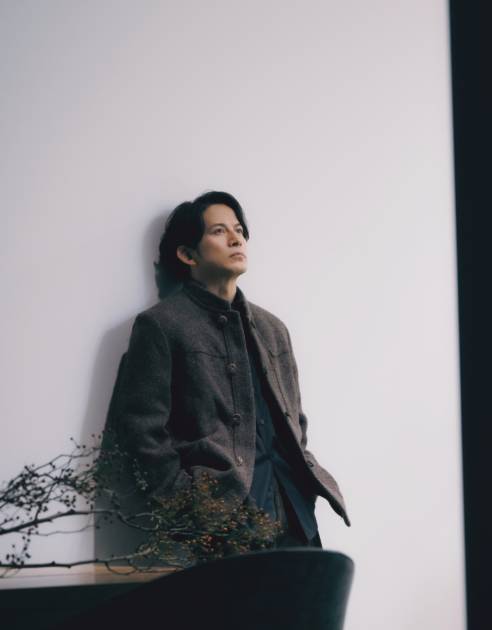 『イクサガミ』で話題の岡田准一、力強い眼差し&美しい姿勢で魅せる!武術を通して学んだことなども語るサムネイル画像!