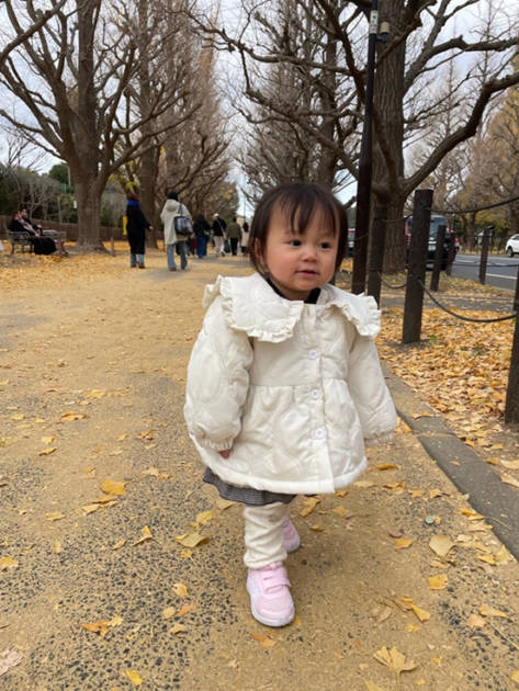 山本圭壱、父娘で散歩へ！1歳愛娘のウォーキングSHOTに「モデルさんみたい」「天使じゃん」の声サムネイル画像!