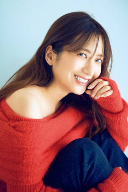 元日テレアナの笹崎里菜、赤ニットから肩がチラリ！ピラティスで鍛えた美ボディを披露サムネイル画像!