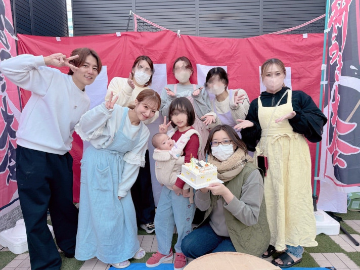 辻希美、杉浦太陽らとマネージャーの誕生日をお祝い！集合SHOT公開「喜んでくれた」サムネイル画像!