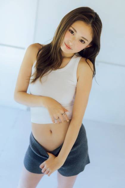 ゆうちゃみ、ほっそりお腹チラリの肌見せSHOTに釘付け！“国民的愛されギャル”の魅力が光るサムネイル画像!