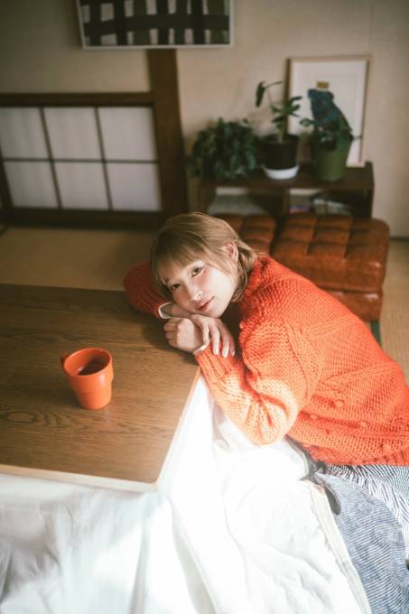南條愛乃、こたつに入ってのんびりリラックス！日常感のあるナチュラルSHOTを披露