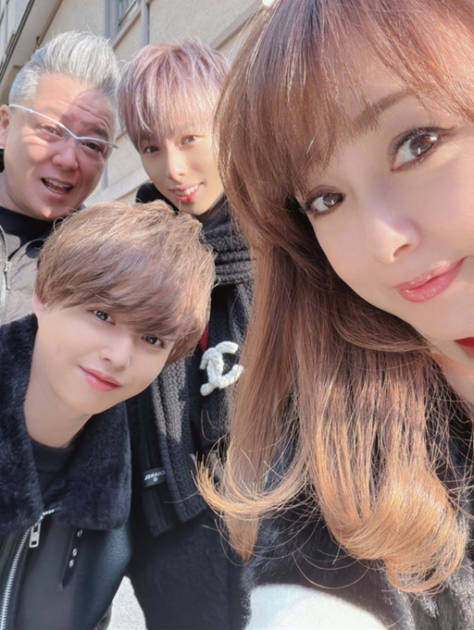 渡辺美奈代、家族で初詣へ！仲睦まじいファミリー4SHOTに反響「最高に素敵です」「優しいスマイル」サムネイル画像!