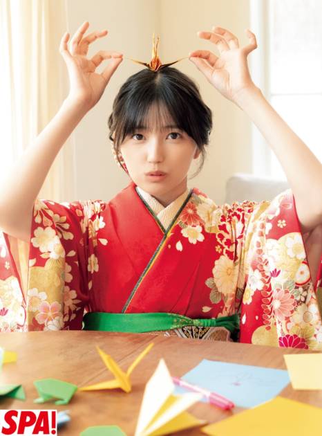 乃木坂46五百城茉央、赤の振袖姿でお茶目にパシャリ！華やかな迎春グラビアを披露サムネイル画像!