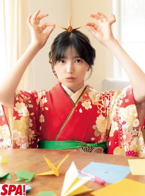 乃木坂46五百城茉央、赤の振袖姿でお茶目にパシャリ！華やかな迎春グラビアを披露