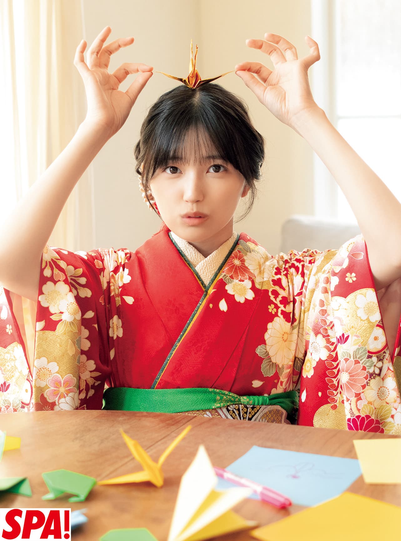 乃木坂46五百城茉央、赤の振袖姿でお茶目にパシャリ！華やかな迎春グラビアを披露