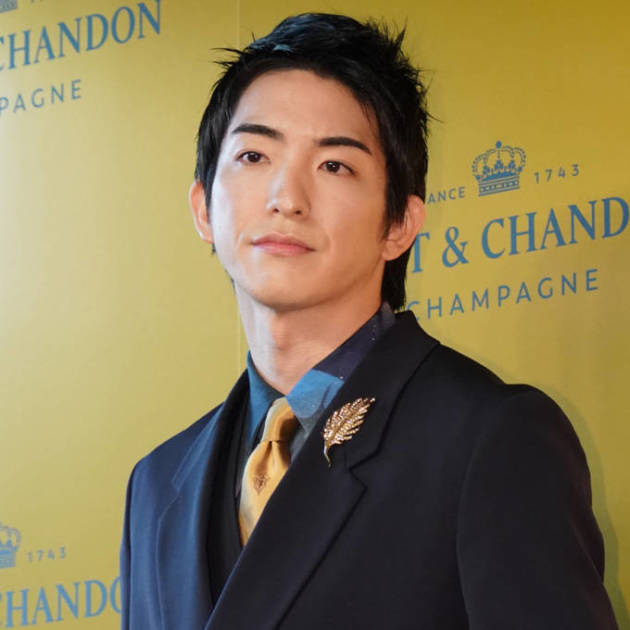 前田公輝、雰囲気ガラリのブルーヘアSHOTにファンうっとり「ほんとカッコイイ」「お美しい…」サムネイル画像!