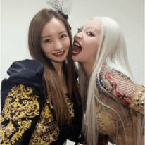 板野友美、ちゃんみなと紅白の舞台裏でパシャリ「実は前住んでたお家がご近所さんで」