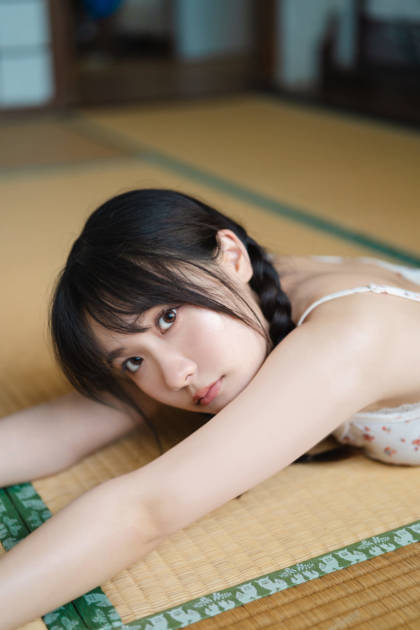 坂倉花、ヘルシーな肌見せ姿で畳にごろん！バリエーション豊かな衣装で新たな魅力が光るサムネイル画像!