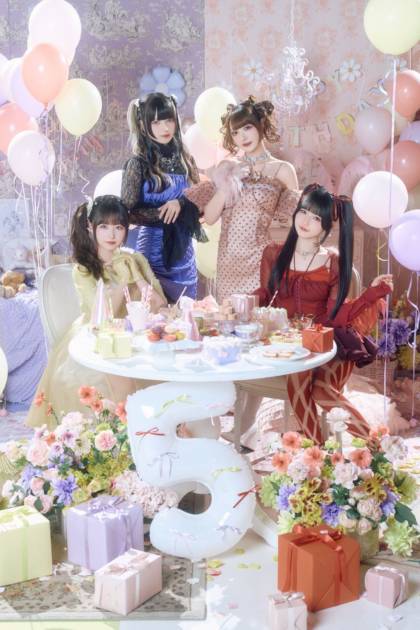 Z世代女子憧れのアイドル・きゅるりんってしてみて、 “5周年パーティー”をイメージしたキュートな衣装姿を披露サムネイル画像!