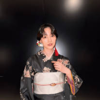 のん、艶やかな黒の着物姿に称賛の嵐「お美しい」「上品なオトナの色気を感じます」