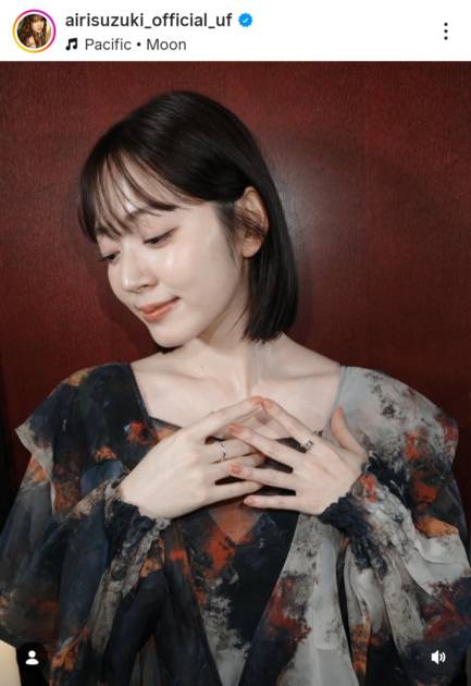 鈴木愛理、色白の美デコルテ際立つ衣装SHOTをファン絶賛「めっちゃ可愛い」「エレガント」サムネイル画像!