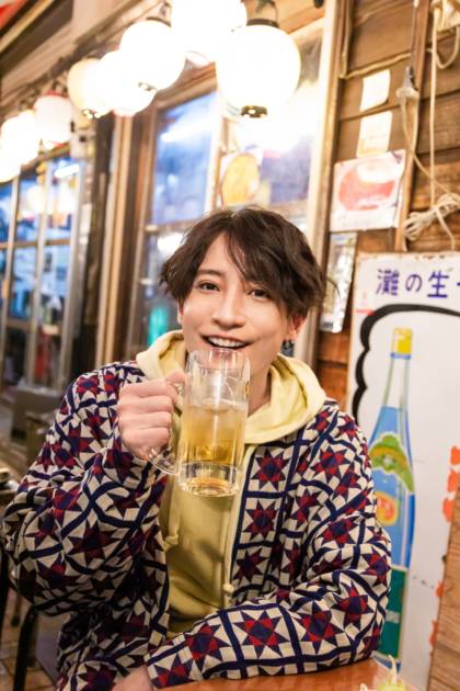 陳内将、ジョッキを持ってにっこり！「乾杯」をテーマにした1冊でファンに愛と労い届けるサムネイル画像!