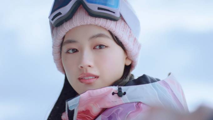 上坂樹里「JR SKISKI」新CMでスキーに挑戦！学生たちのキラキラな“青い冬”を描く