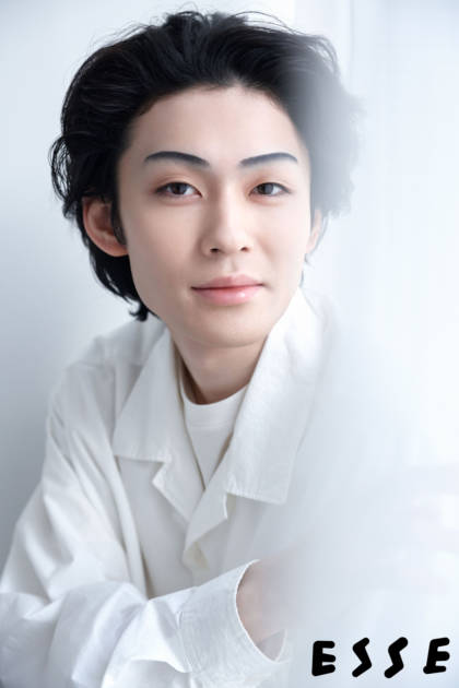 歌舞伎俳優・市川染五郎、凛とした容姿が際立つホワイト衣装SHOT！日々の暮らしにも迫るサムネイル画像!