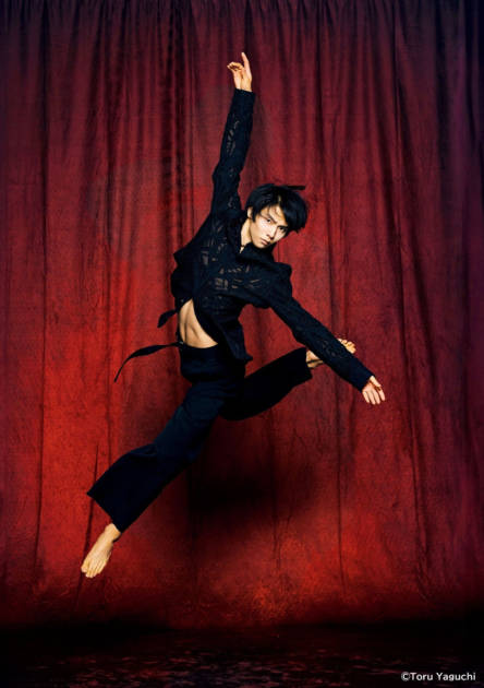 羽生結弦、高い跳躍で際立つ圧巻の肉体美！最新写真集『羽』収録の先行カット公開サムネイル画像!