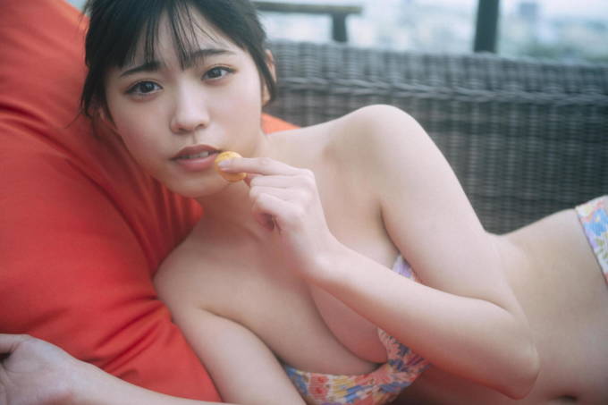 僕が見たかった青空・金澤亜美、初めてのチューブトップ水着でほっそり美ボディを披露