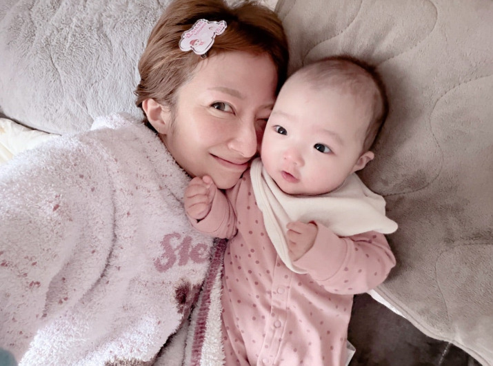 辻希美、生後5ヶ月次女にくっついたほっこりSHOT公開「今日も一日頑張りましょう」