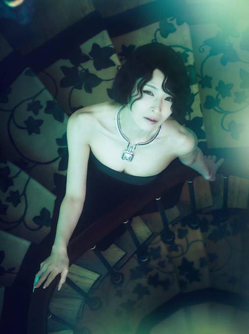 椎名林檎、美デコルテ際立つハイジュエリーSHOT！艶やかさ＆女神のような気高さで魅せる