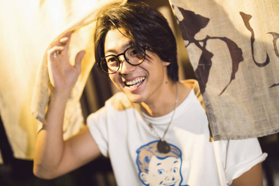 伊藤健太郎、少年のような屈託のない笑顔にドキッ！沖縄を舞台に素の表情が満載サムネイル画像!